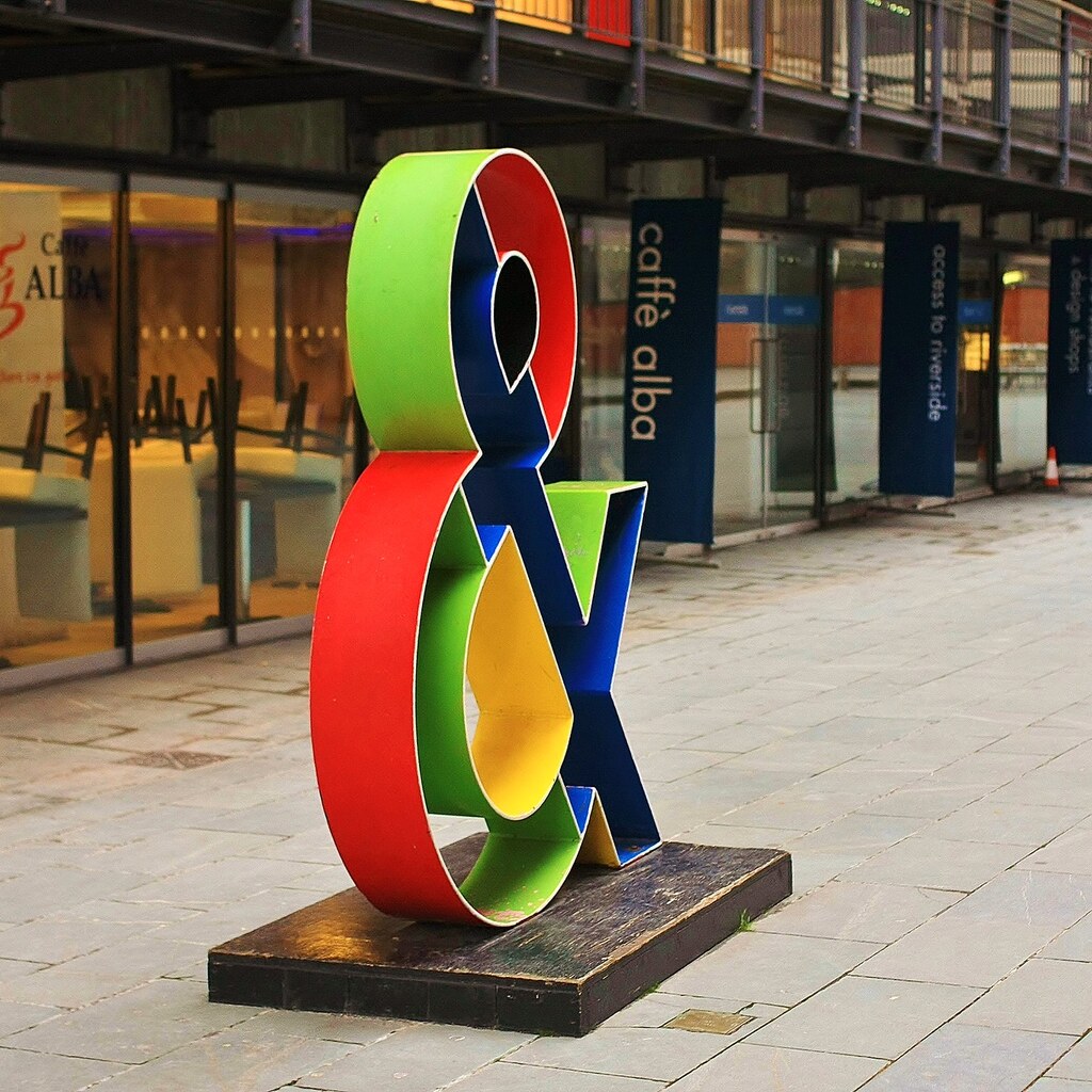 Photo of an ampersand