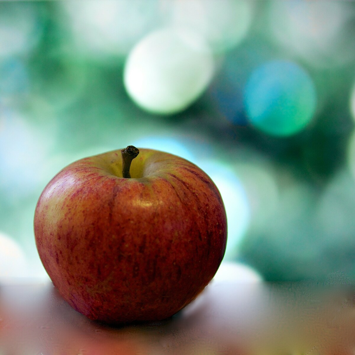 Photo of an apple.