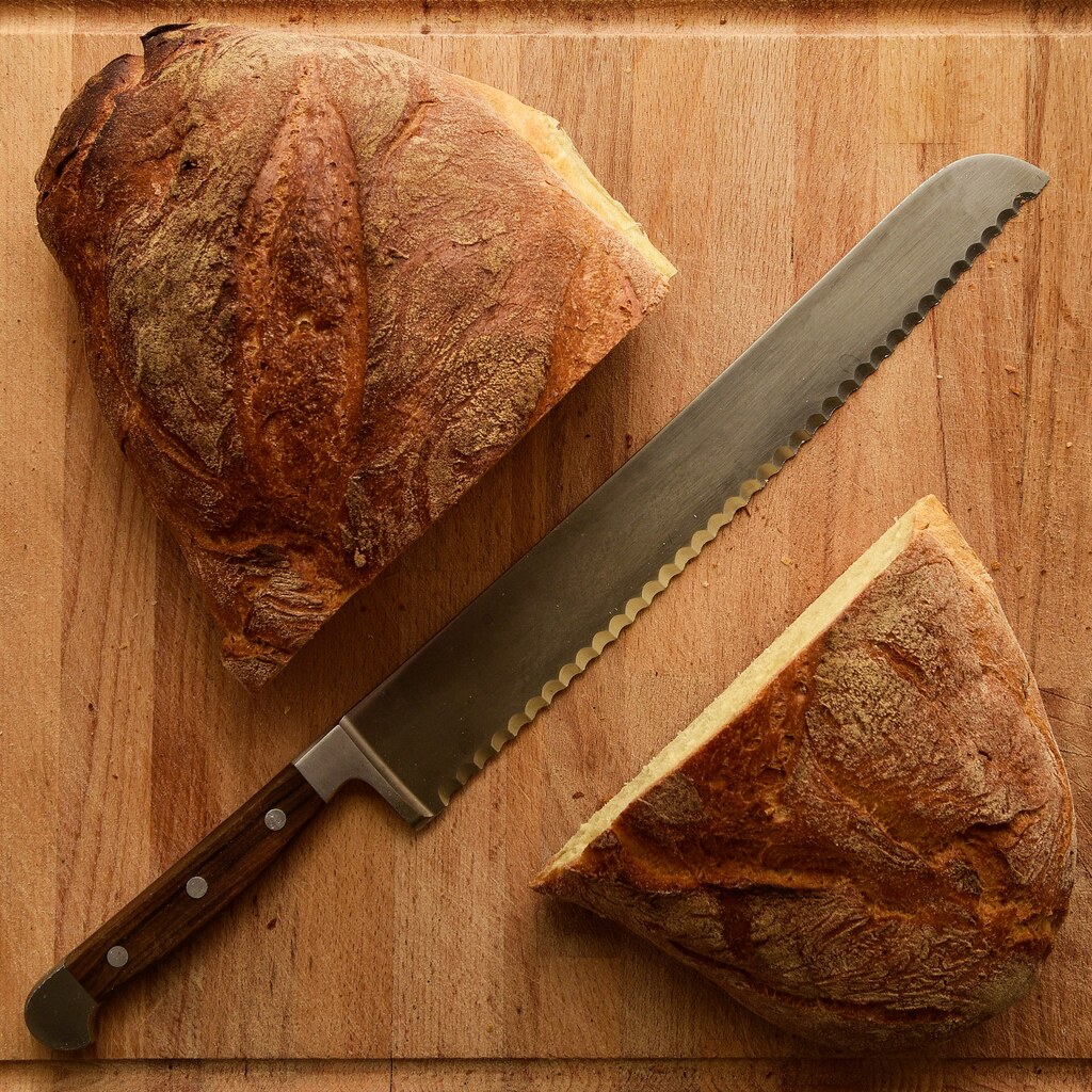 A photo of a bread knife