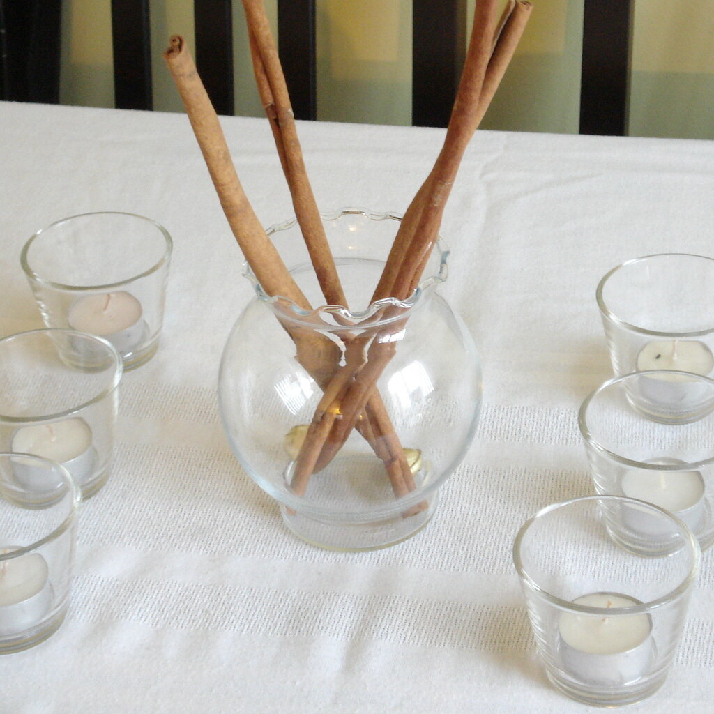 Photo of a vase at the centre of a table