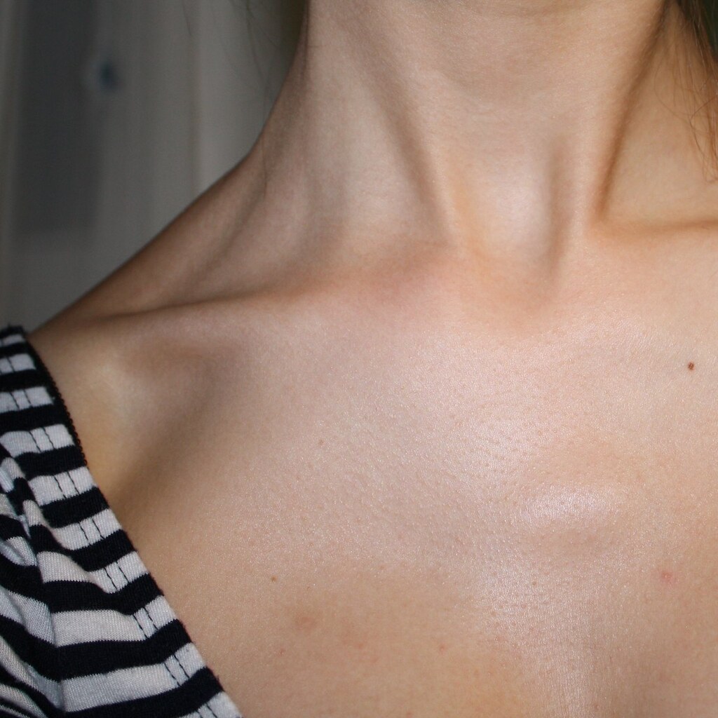 Photo of someone with prominent collarbones