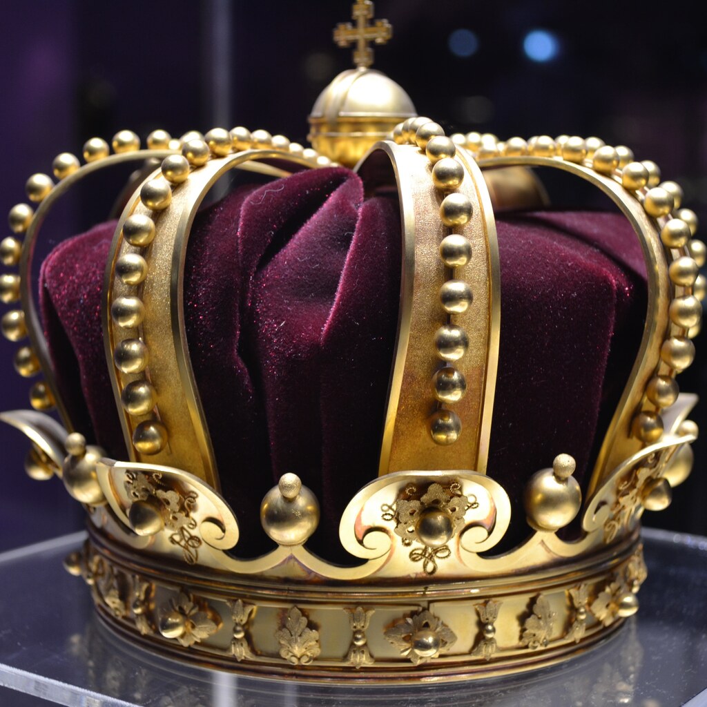Photo of a crown.