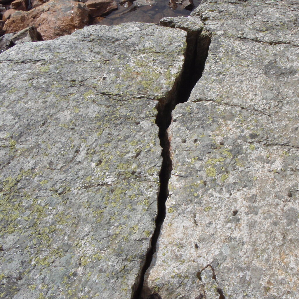 Photo of a fissure in some rocks