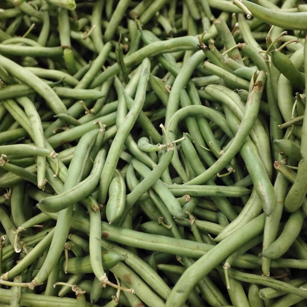 A photo of a pile of fresh green beans