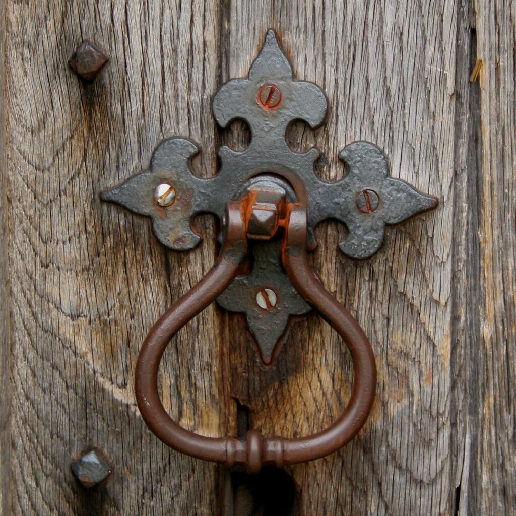 Photo of an old door handle