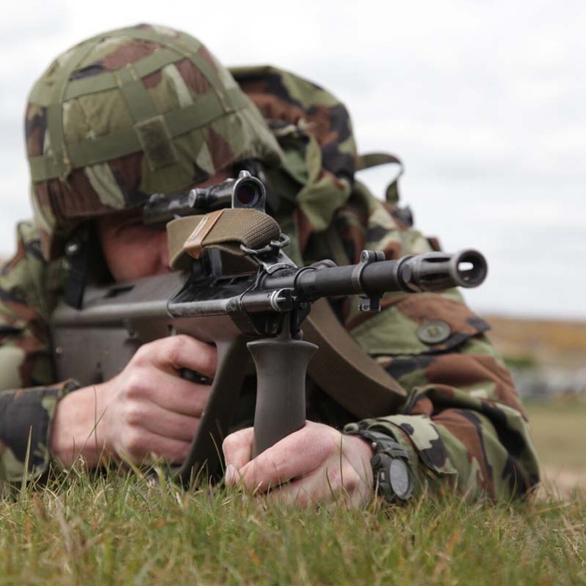 Photo of a soldier aiming a rifle