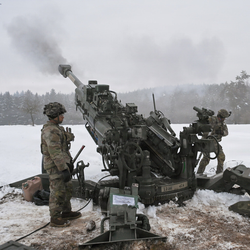 Photo of soldiers firing a M777 Howitzer