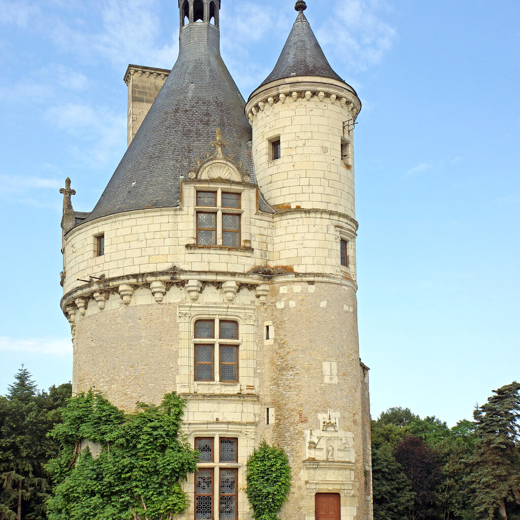 Only the keep of this castle is still standing.