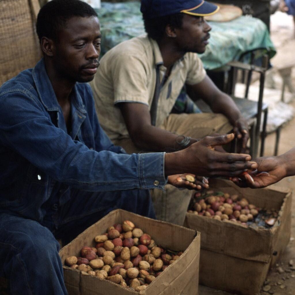 Photo of men selling kola nuts