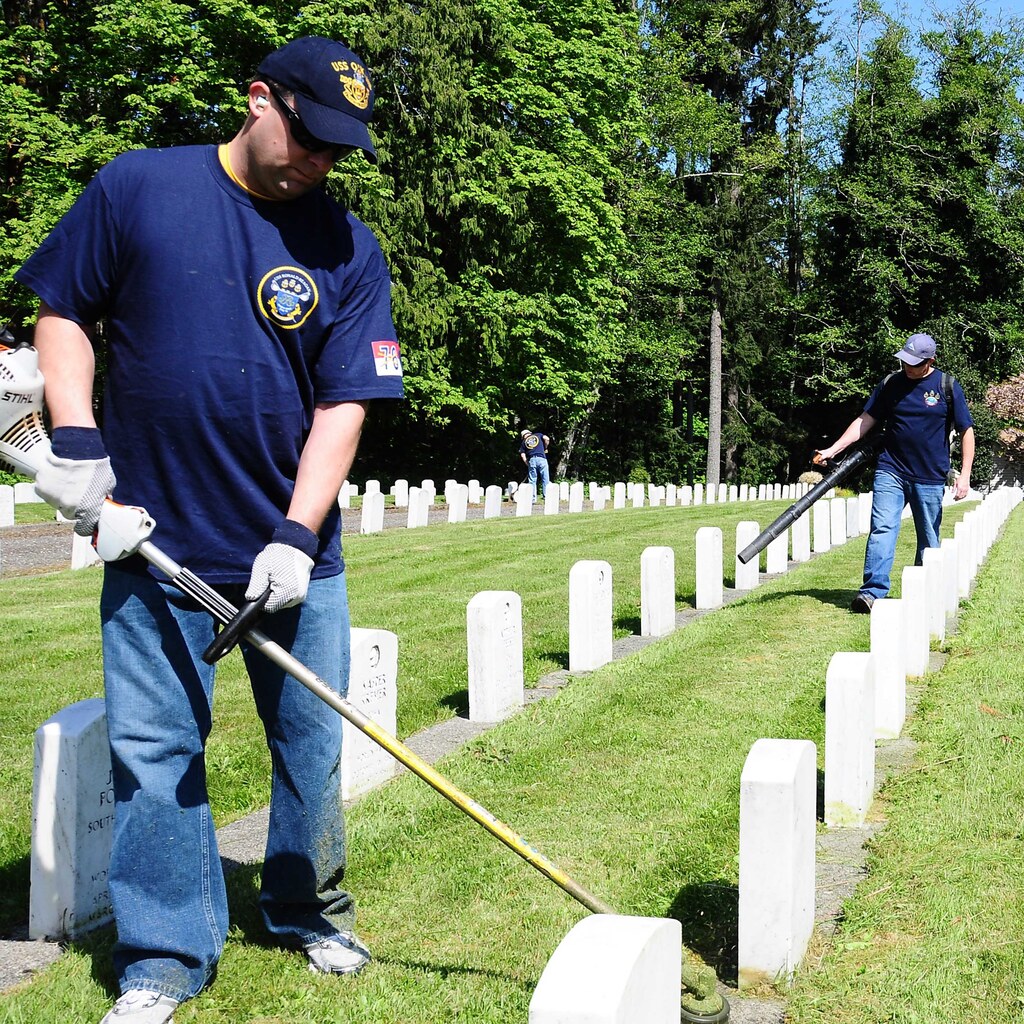 Photo of soldiers maintaining graves