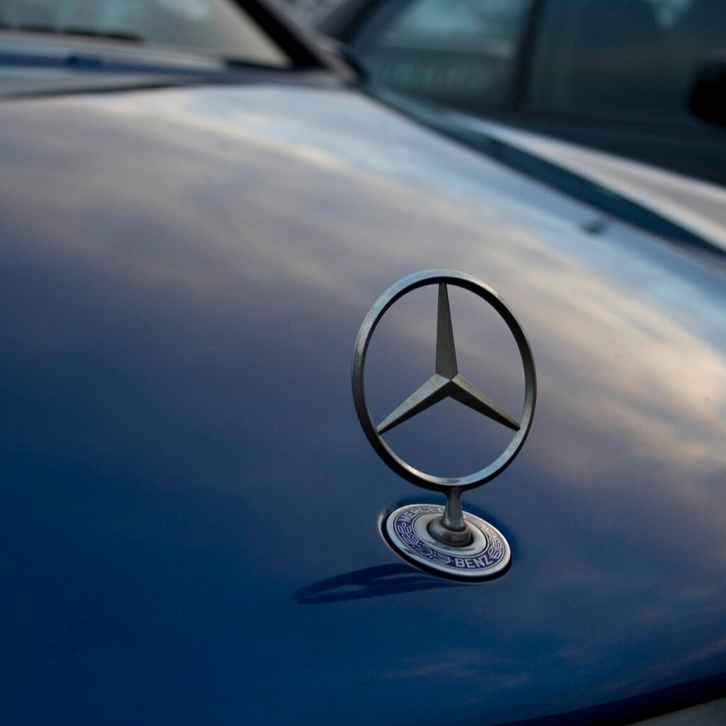 Photo of a Mercedes Benz badge