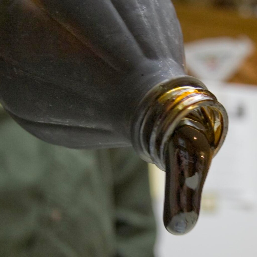 Photo of pouring molasses