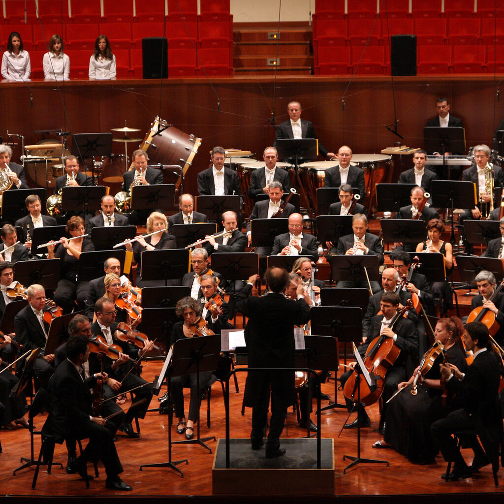 Photo of an orchestra.
