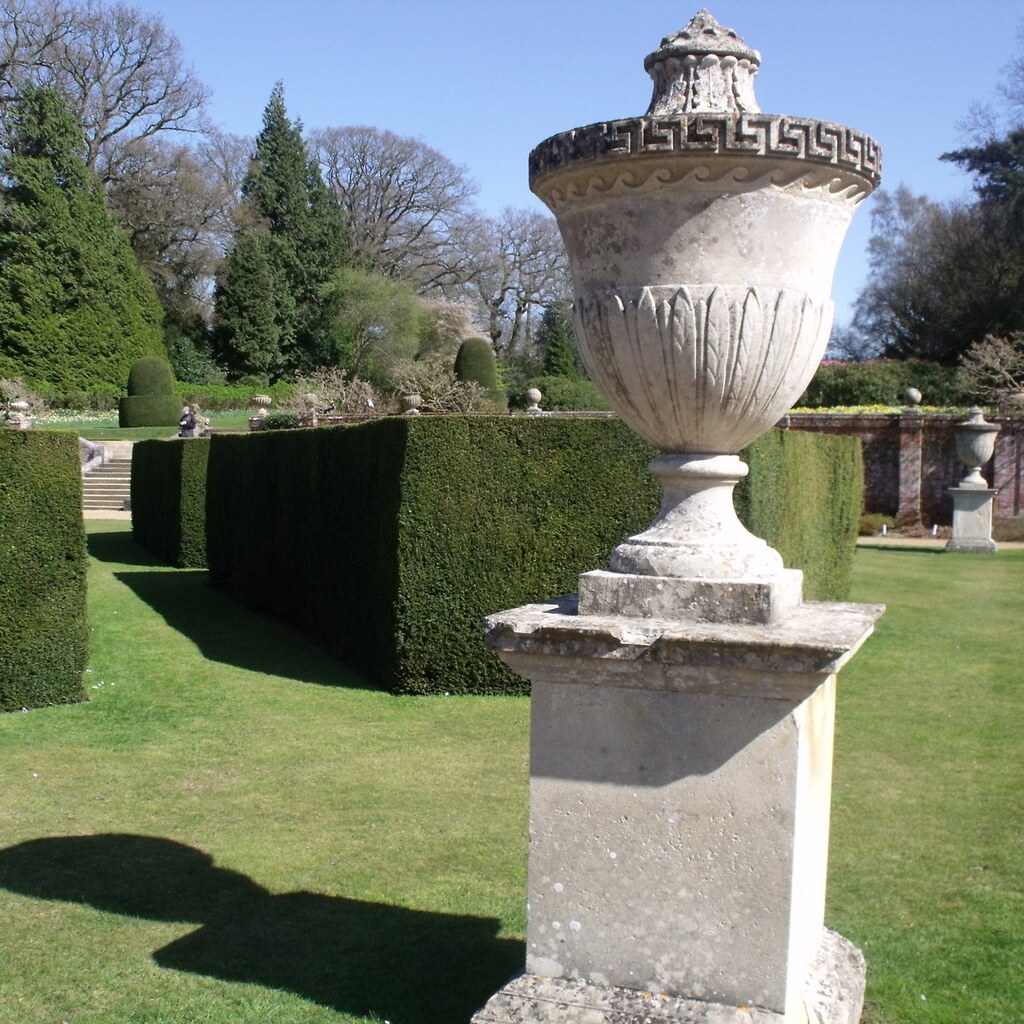 Photo of an urn on a pedestal