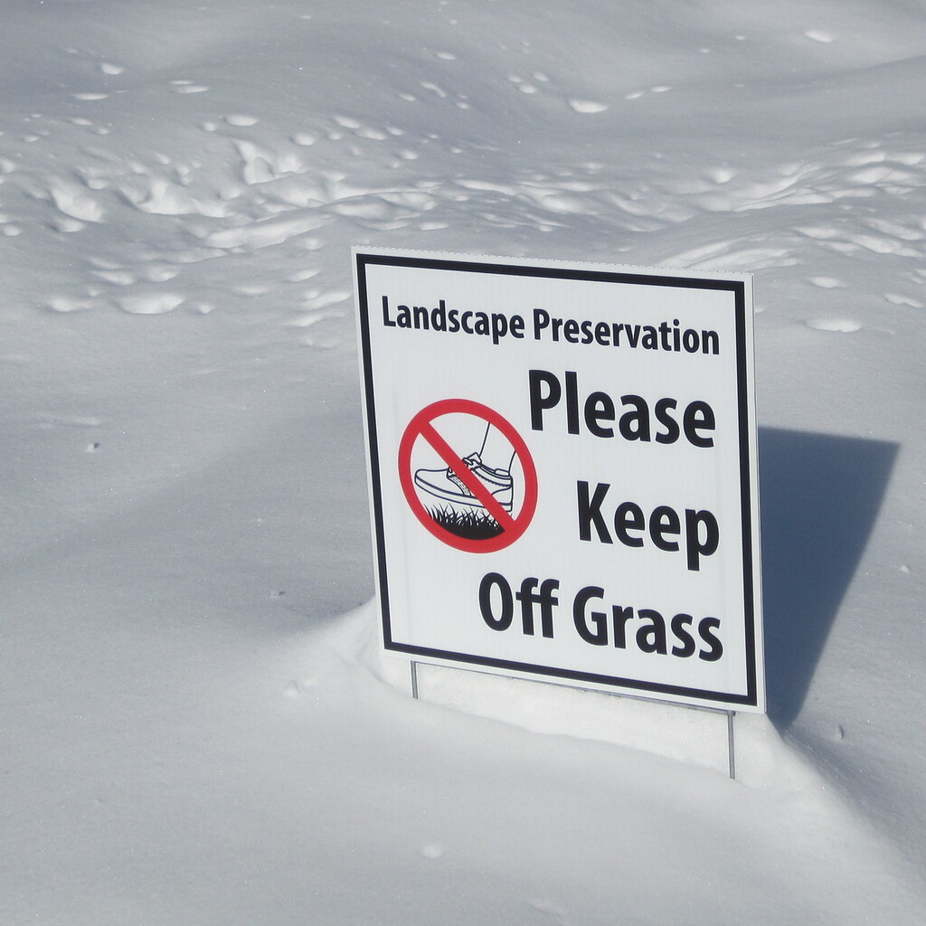 Photo of a sign saying please keep off the grass