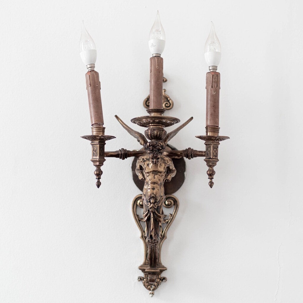 A photo of a wall sconce