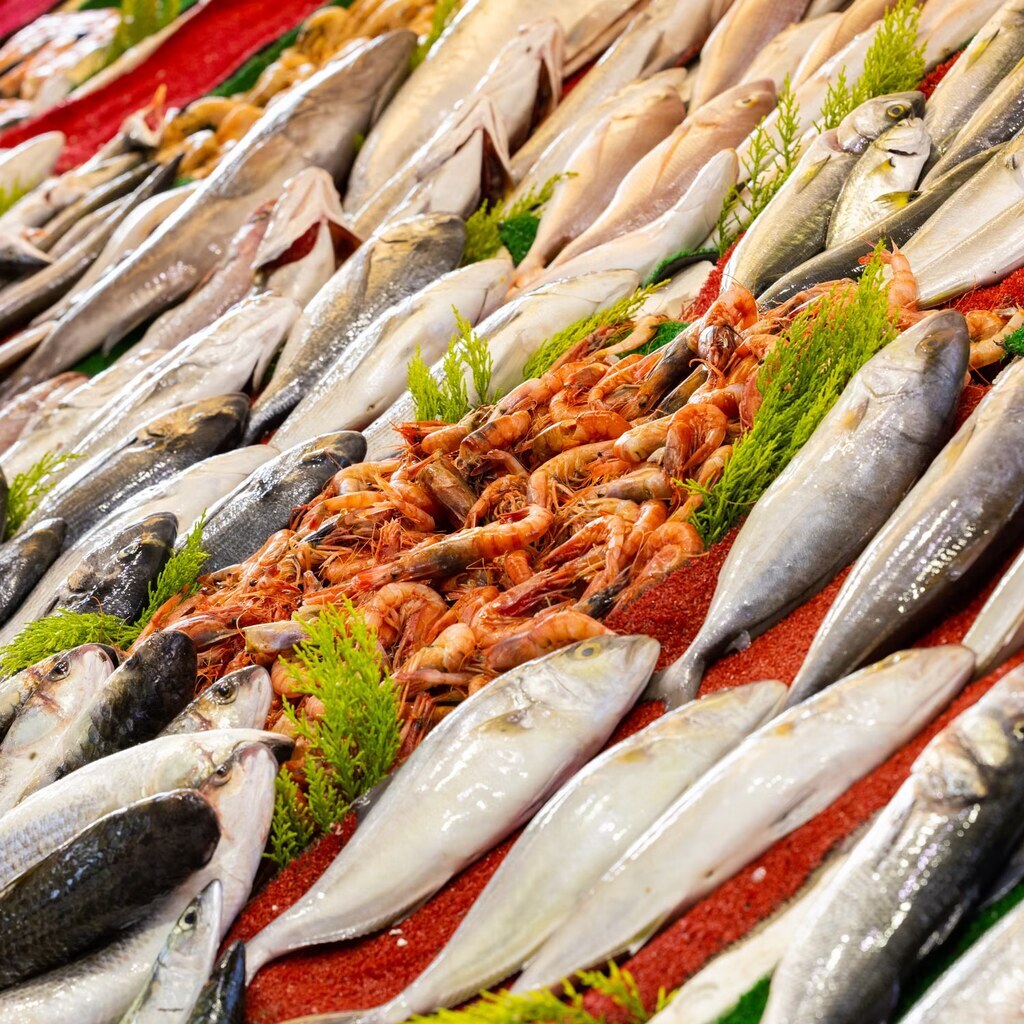 A photo of fresh fish and shrimp displayed at a seafood market.
