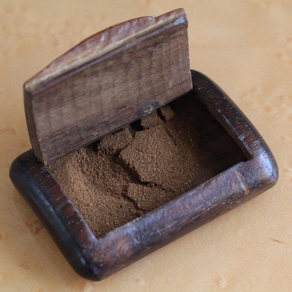 Photo of an old snuff box.