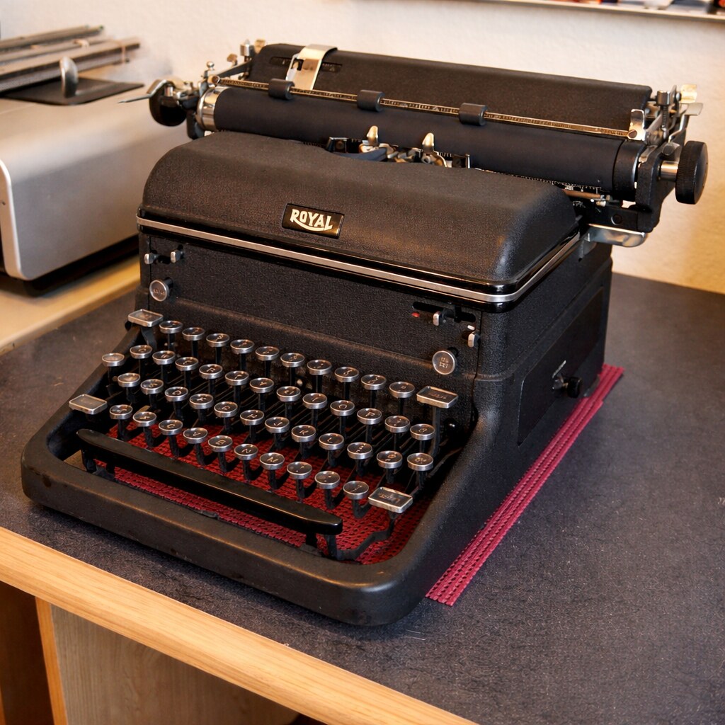 Photo of an old typewriter
