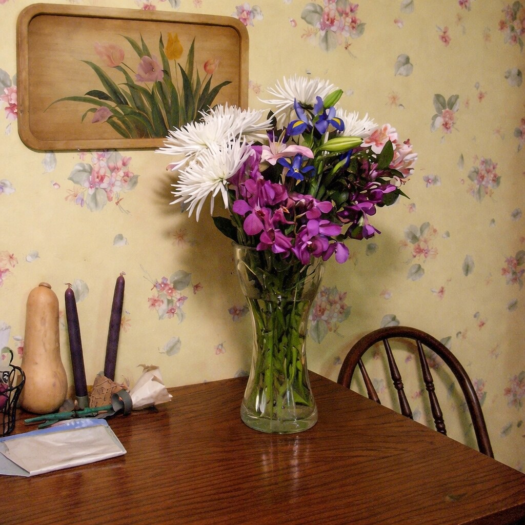 Photo of a vase of flowers