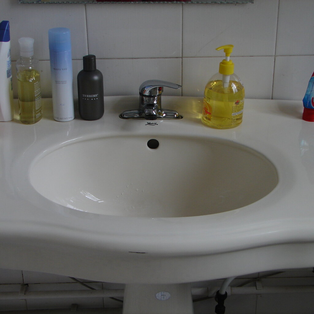 Photo of a washbasin